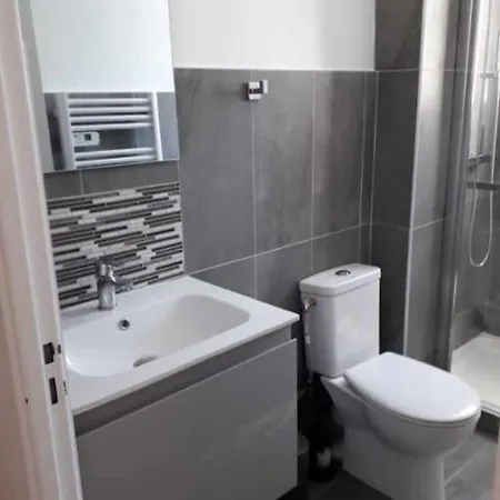 Neuf Avec Piscine Et Bord De Apartment