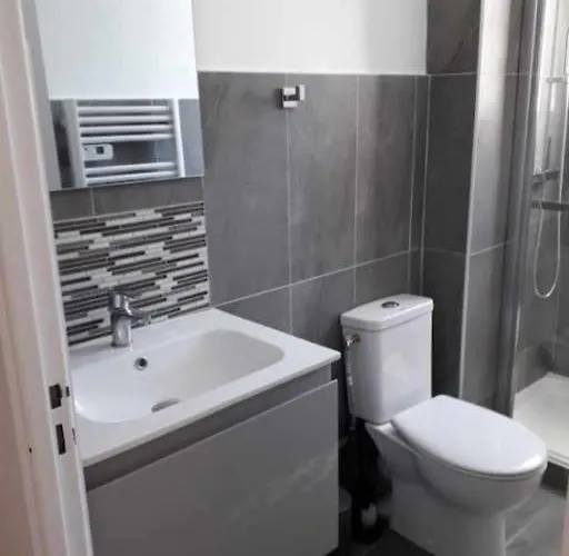 Neuf Avec Piscine Et Bord De Lägenhet